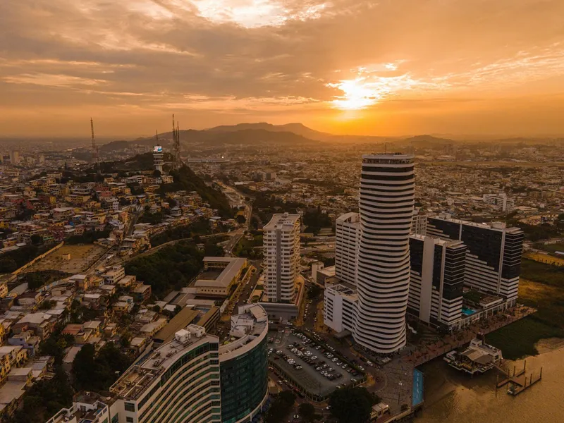 El skyline de Guayaquil al atardecer, con el cerro Santa Ana