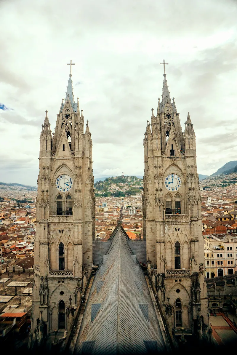 Las torres de la Basílica del Voto Nacional, en Quito