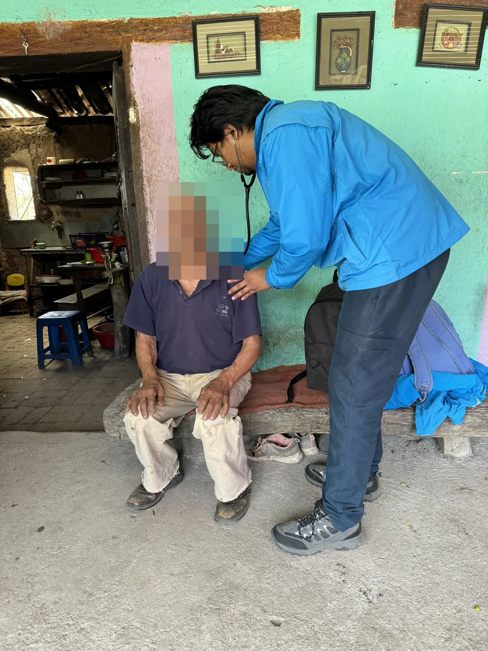 Médico de CrabCare atendiendo a un paciente en la sala de su casa