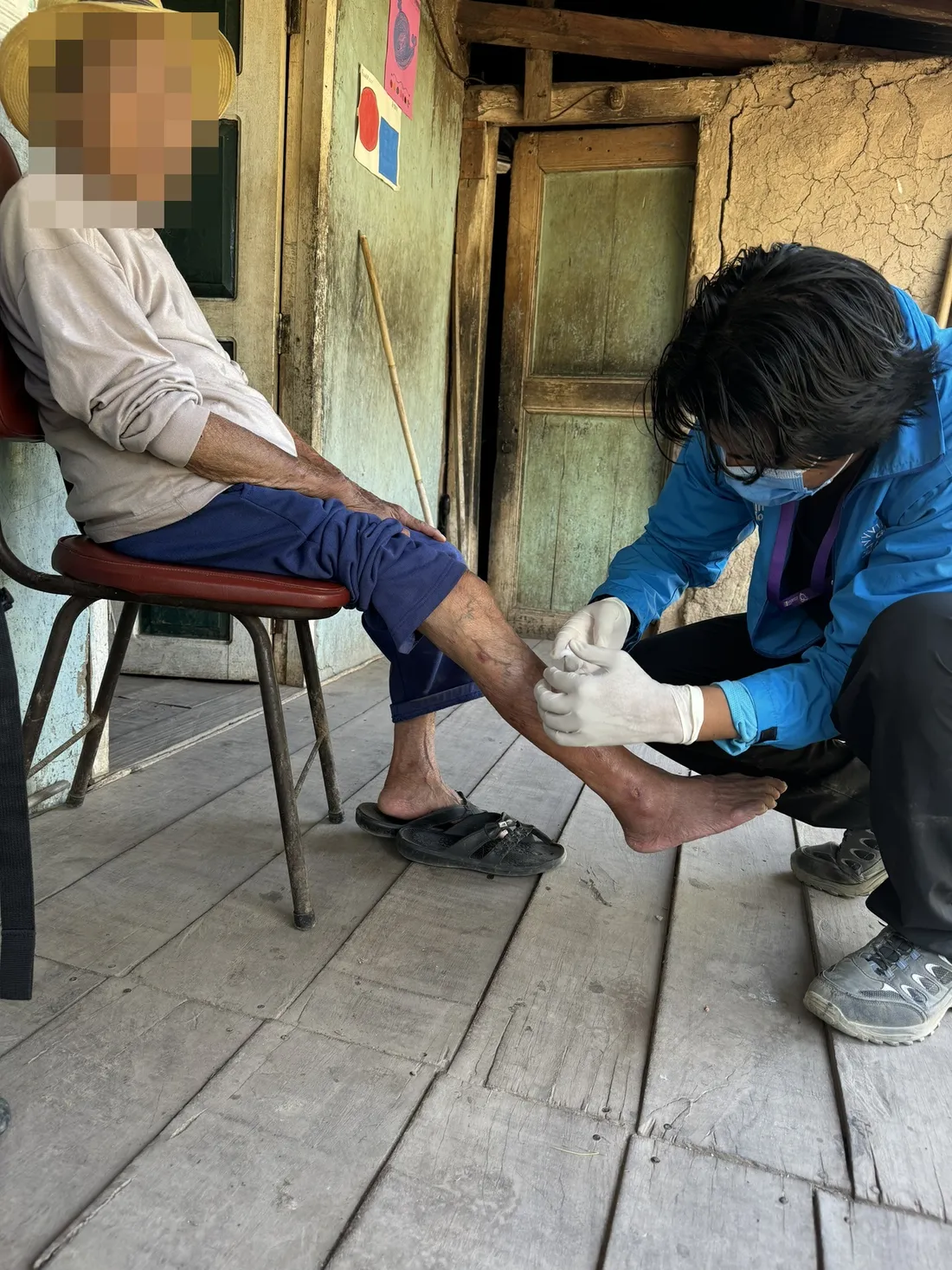 Un médico de CrabCare llega con su maletín al domicilio de un paciente